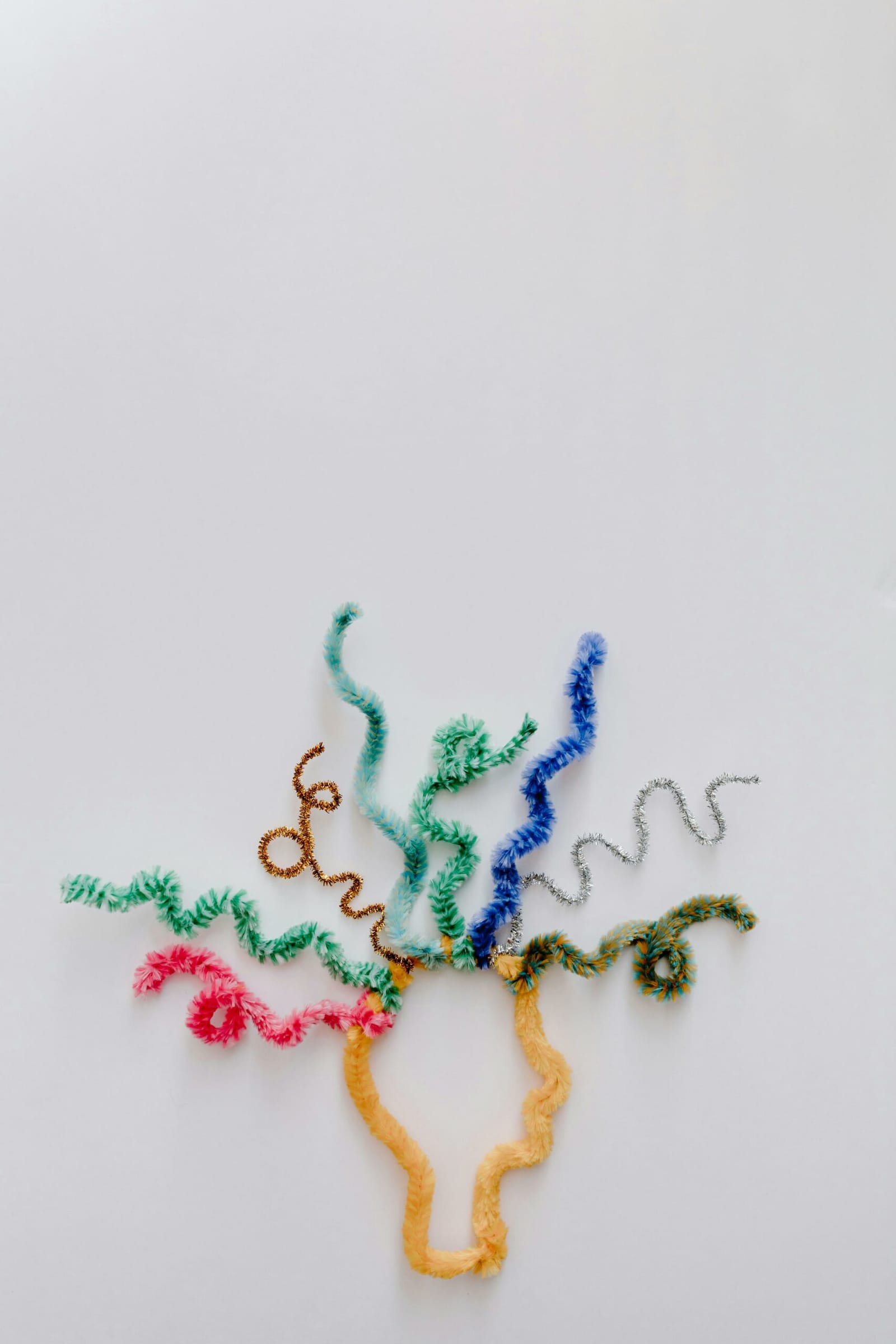 Des fils chenille colorés dessinant la silhouette d'un cerveau