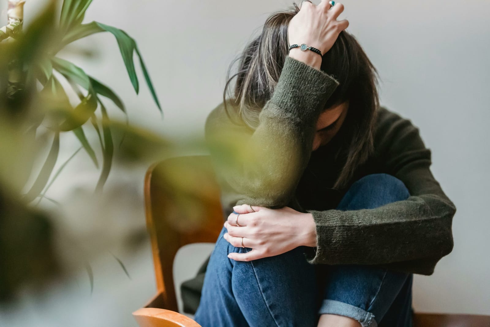 Une femme en proie à l'anxiété