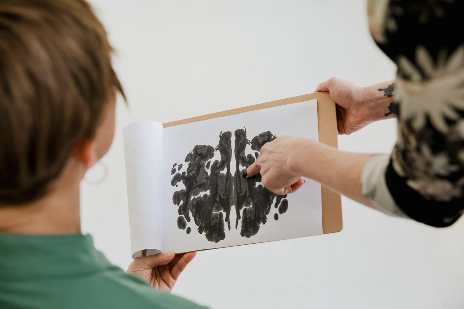 Psychologue montrant à son patient une planche du test de Rorschach