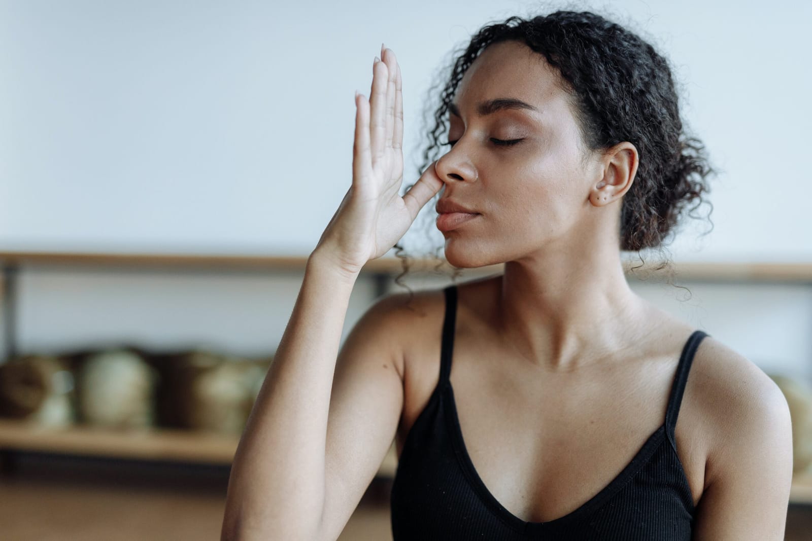 Une femme pratiquant la respiration alternée, les yeux fermés