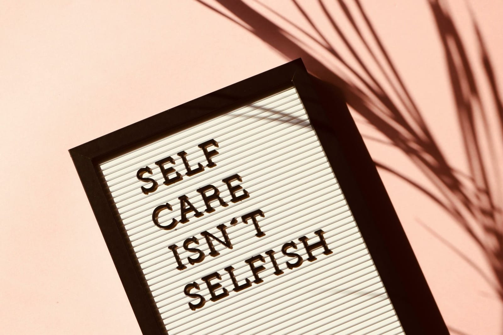 Un panneau à lettres où l'on lit « self care isn't selfish »