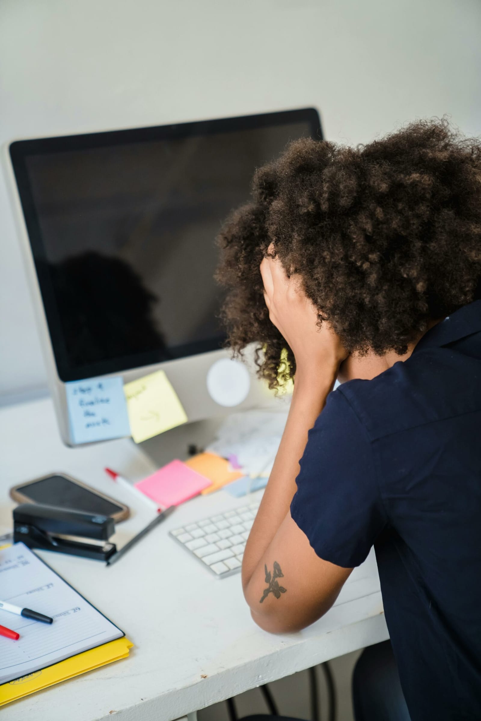 Une personne au travail en proie au stress