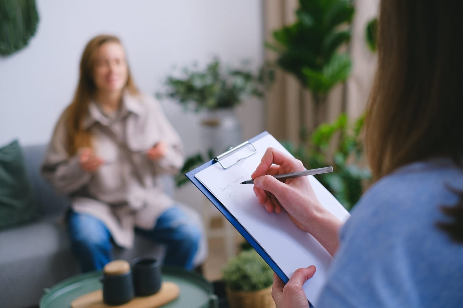 Thérapeute et patient cherchent ensemble des pensées alternatives